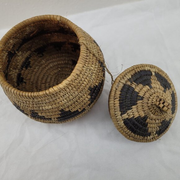 VTG African Lidded Basket 7" Traditional Zulu Hand Woven & Natural Dyes - Picture 9 of 12